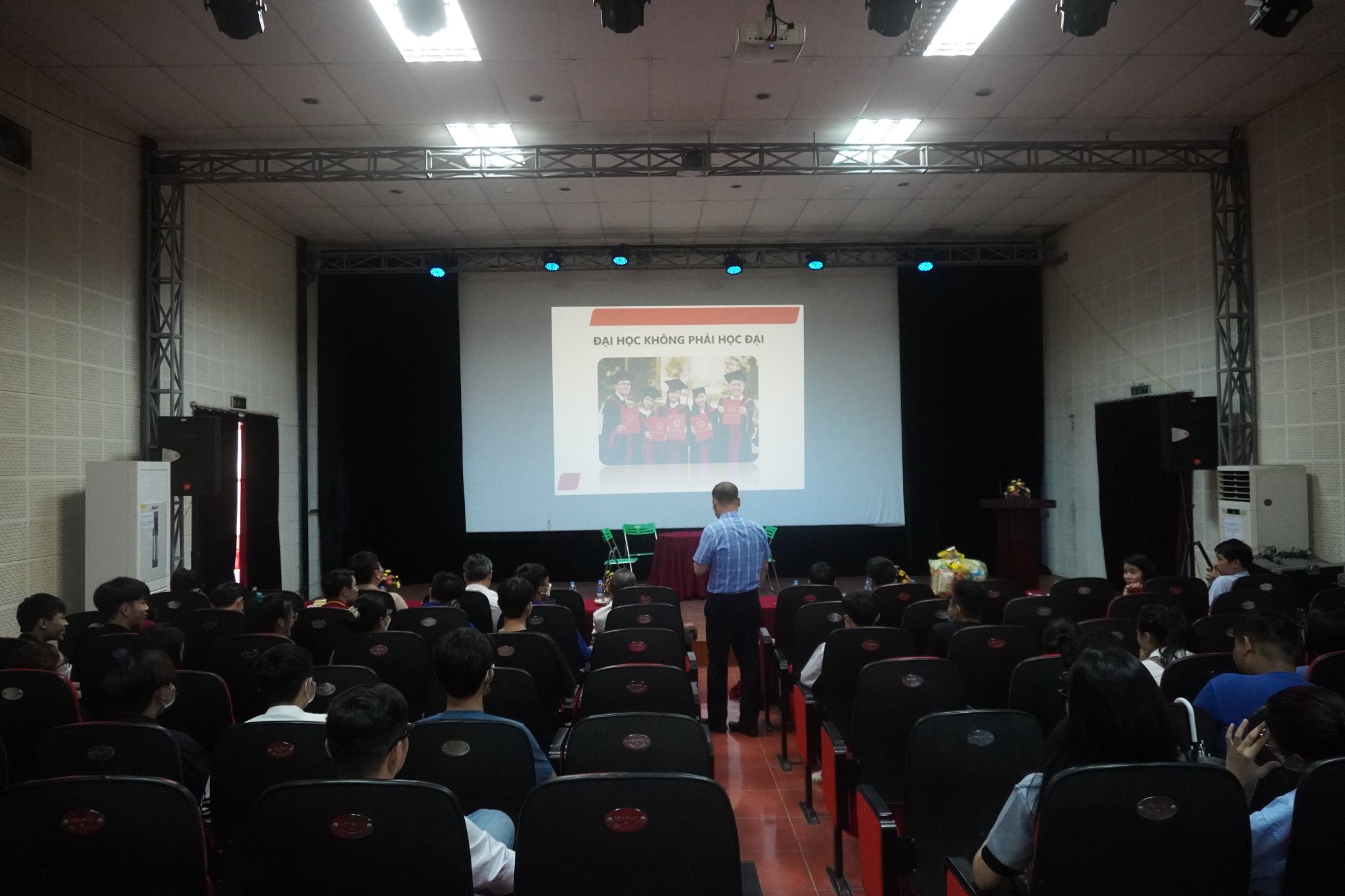 Diễn giả Nguyễn Thái Duy chia sẻ về chủ đề Nâng cao kỹ năng mềm cho sinh viên