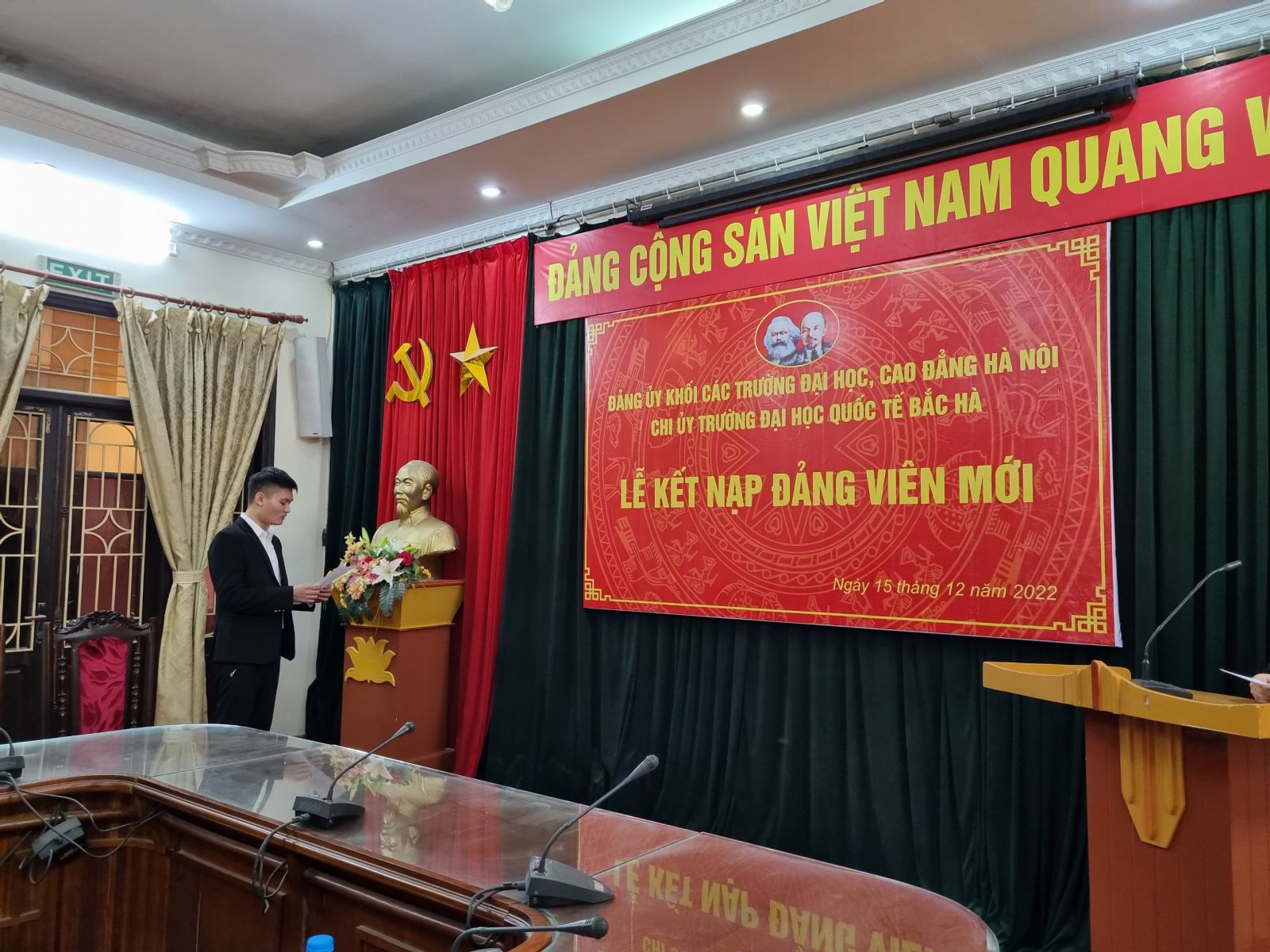 Hình ảnh đồng chí Đặng Đình Việt đọc lời tuyên thệ