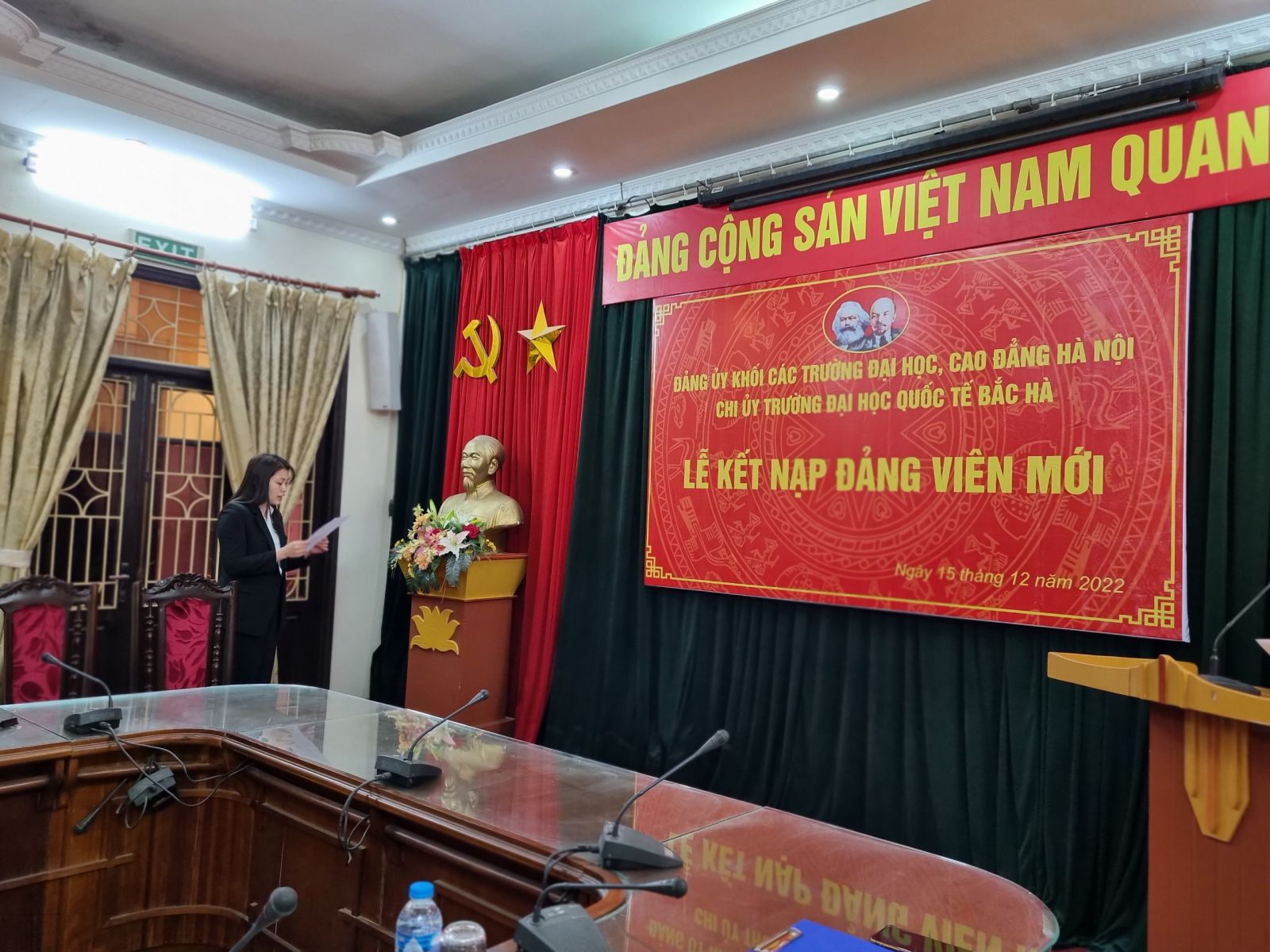 Hình ảnh đồng chí Phạm Thúy Hà đọc lời tuyên thệ