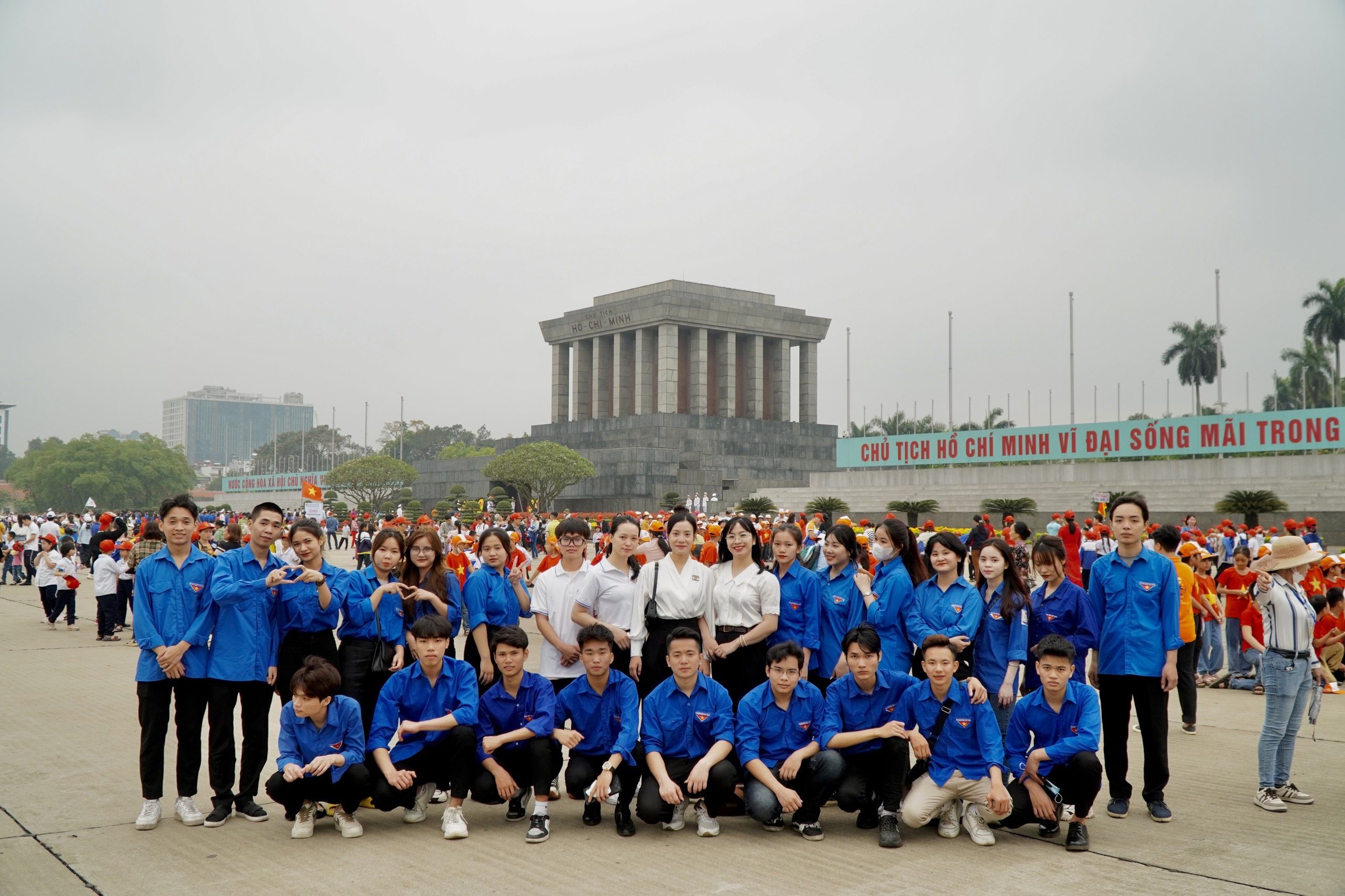 Đoàn sinh viên viếng lăng Bác và tham quan khu di tích Chủ tịch Hồ Chí Minh