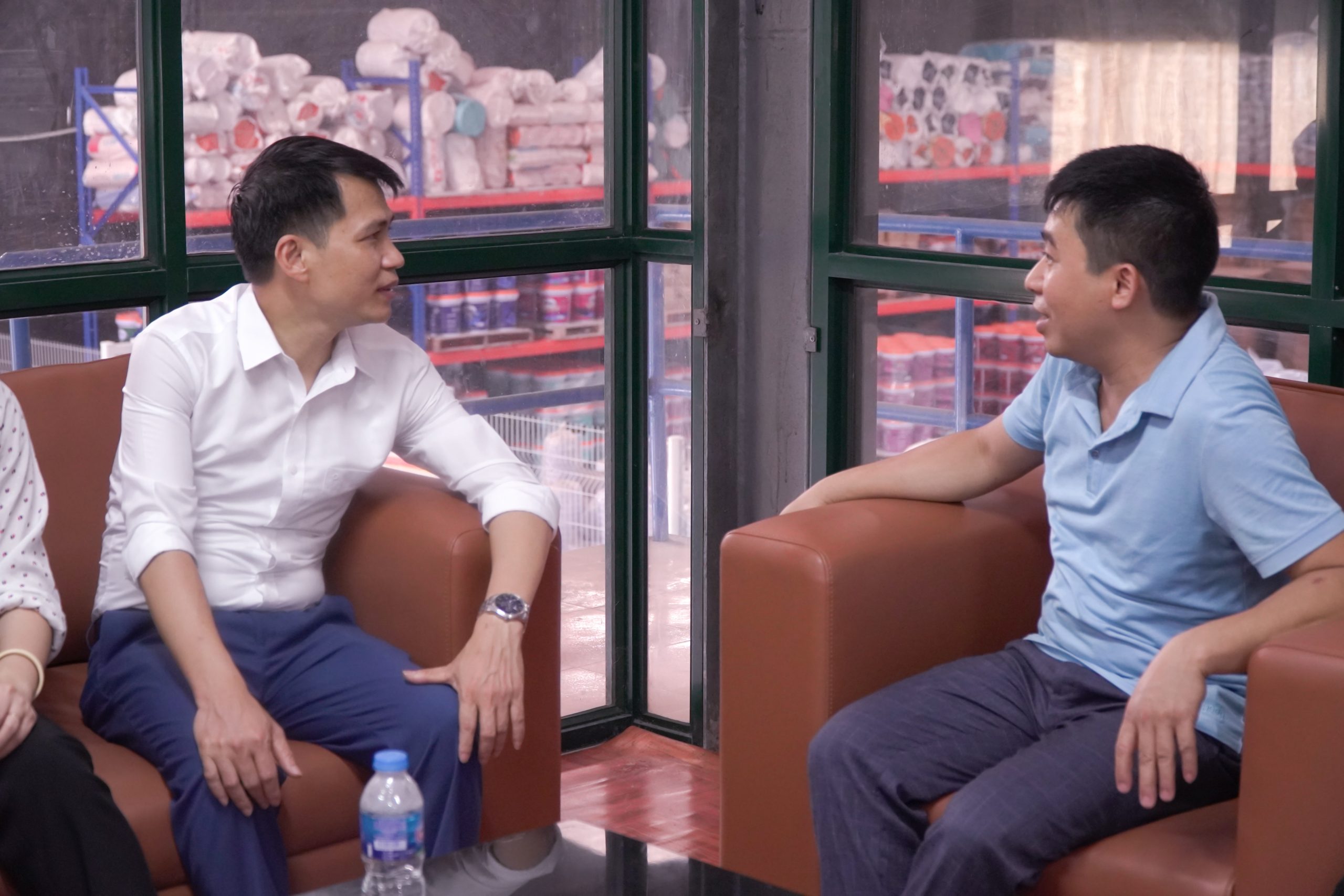 Thầy Phạm Xuân Hiền - trưởng phòng Hợp tác doanh nghiệp trò chuyện với đại diện doanh nghiệp