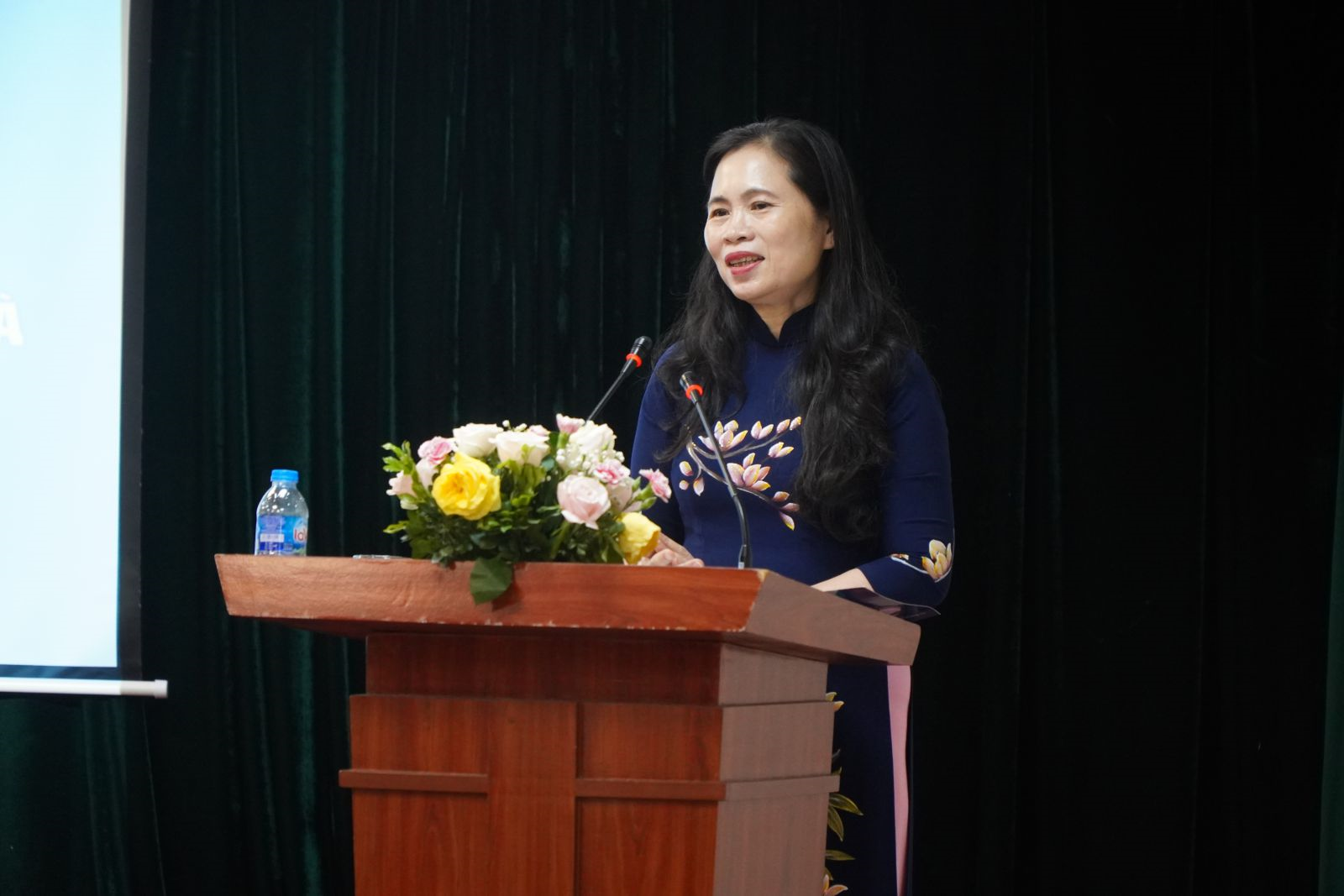 Đồng chí Nguyễn Thị Bích Hợp – Phó chủ tịch Công đoàn giáo dục Việt Nam phát biểu tại Đại hội