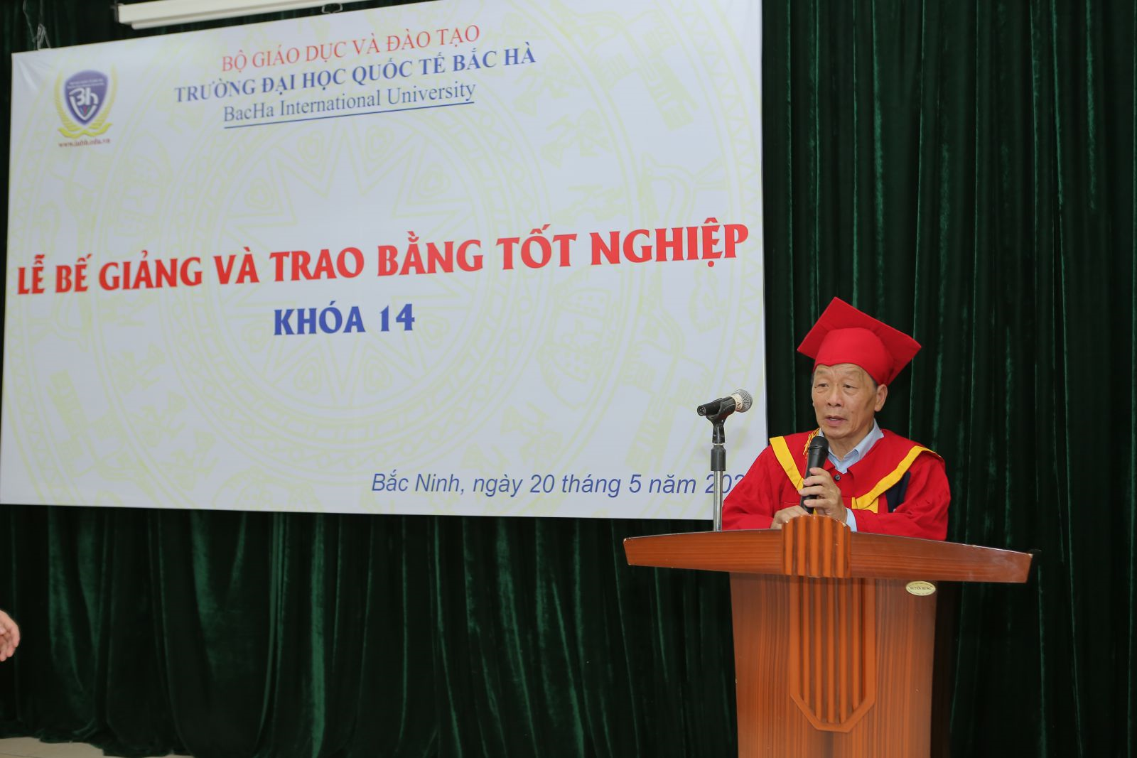 Phát biểu tại buổi lễ, PGS.TS Nguyễn Quốc Trung Hiệu trưởng Nhà trường chúc mừng những kết quả học tập và sự nỗ lực rèn luyện của các em sinh viên.