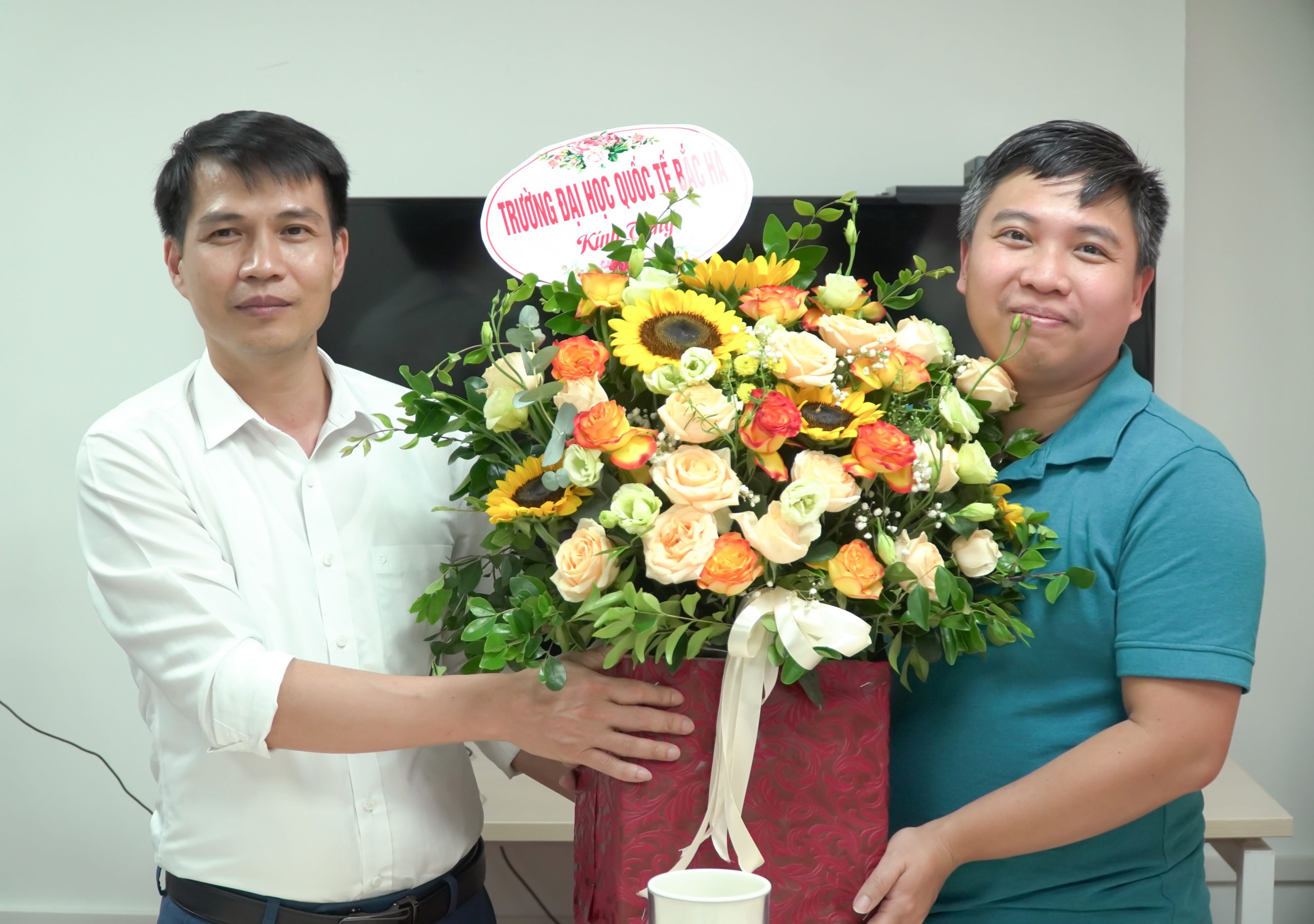 Thầy Phạm Xuân Hiển - Trưởng phòng Hợp tác doanh nghiệp tặng hoa Chủ tịch Công ty Hitech Solutions