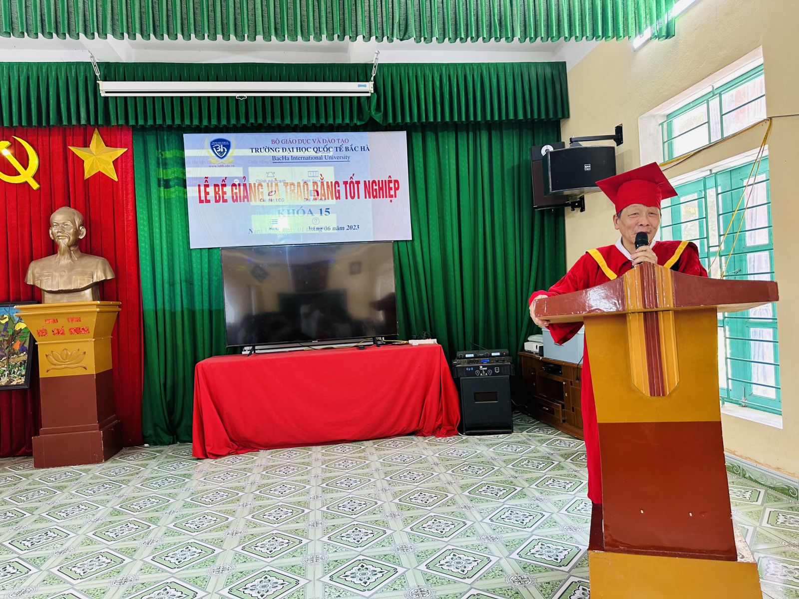 PGS.TS Nguyễn Quốc Trung – Hiệu trưởng Nhà trường phát biểu tại buổi lễ