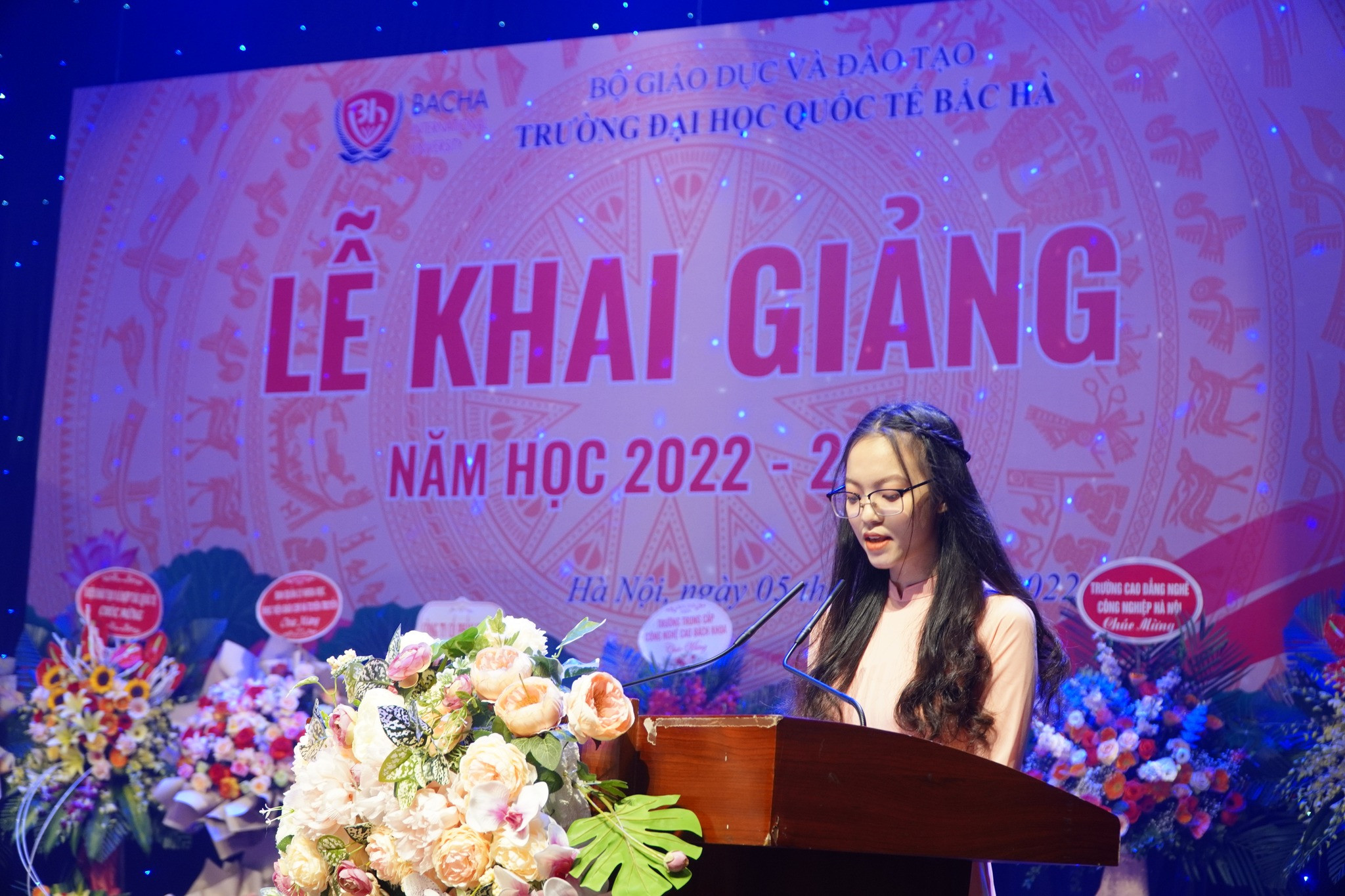 Cao Hoàng Yến Khanh phát biểu trong lễ khai giảng năm học 2022 - 2023