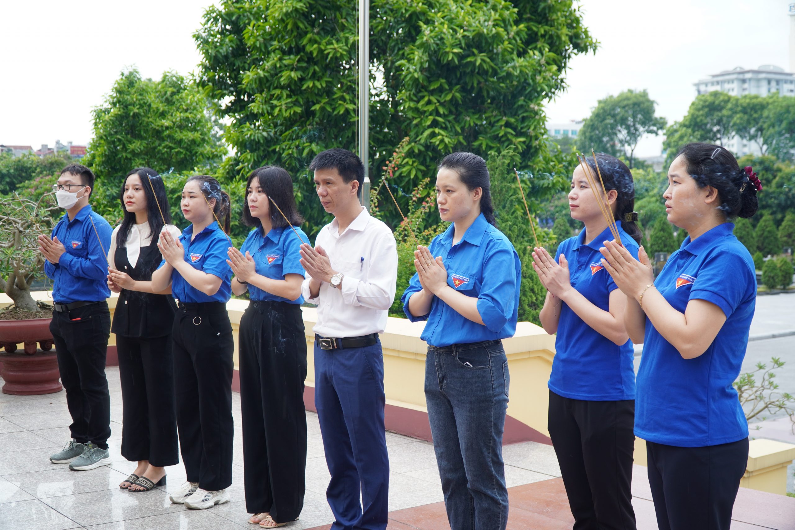 Cán bộ giảng viên, sinh viên trường Đại học Quốc tế Bắc Hà dâng hương tưởng nhớ các anh hùng liệt sĩ tại Nghĩa trang Mai Dịch, Hà Nội