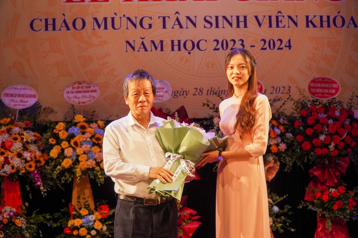 PGS.TS Nguyễn Quốc Trung - Hiệu trưởng Nhà trường đại diện BGH nhận bó hoa tươi thắm thay lời tri ân của tập thể các em sinh viên.