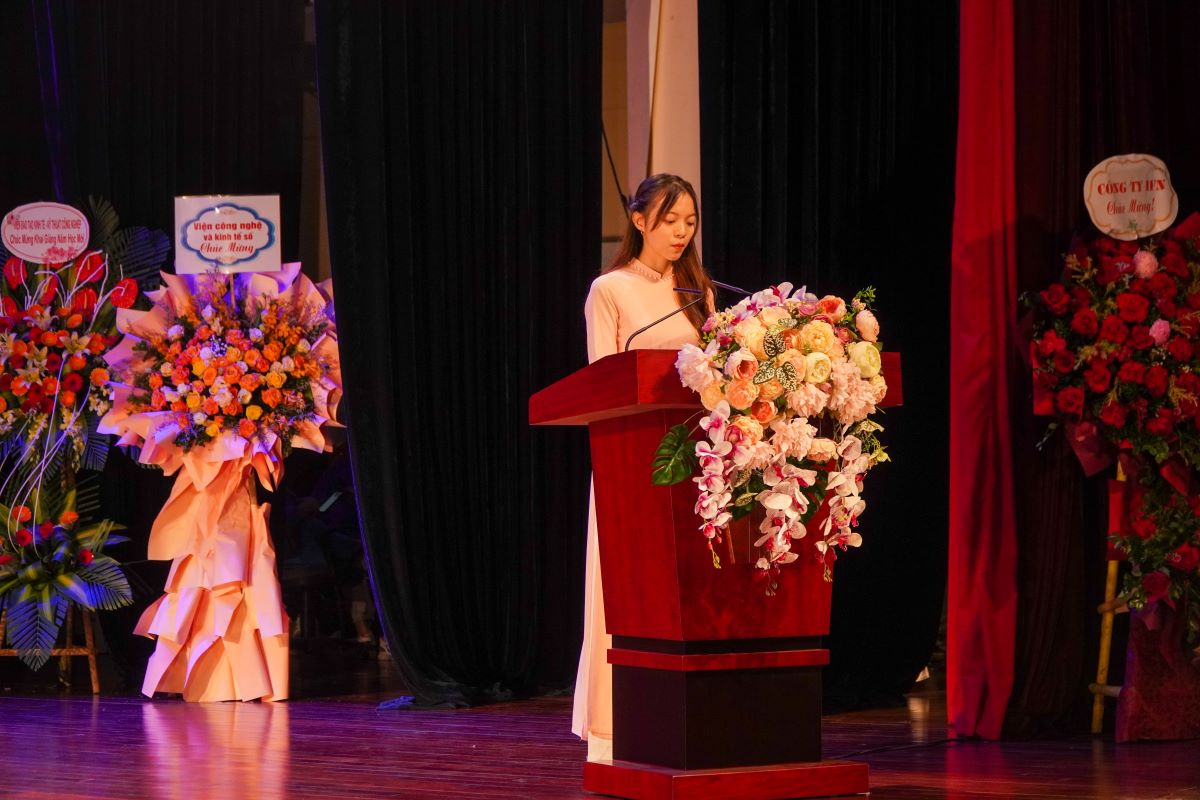 Sinh viên Cao Hoàng Yến Khanh đại diện sinh viên Trường Đại học Quốc tế Bắc Hà phát biểu chia sẻ cảm tưởng của mình và gửi lời cảm ơn đến các thầy cô.