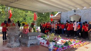 Đàn tế lễ và thắp hương tại Đài tưởng niệm 468, thôn Nậm Ngặt, xã Thanh Thủy, huyện Vị Xuyên, tỉnh Hà Giang