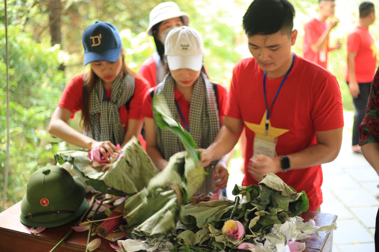 Đồng chí Đặng Đình Việt – Phó Bí thư chuẩn bị hoa sen dâng lên Mộ Đại tướng Võ Nguyên Giáp