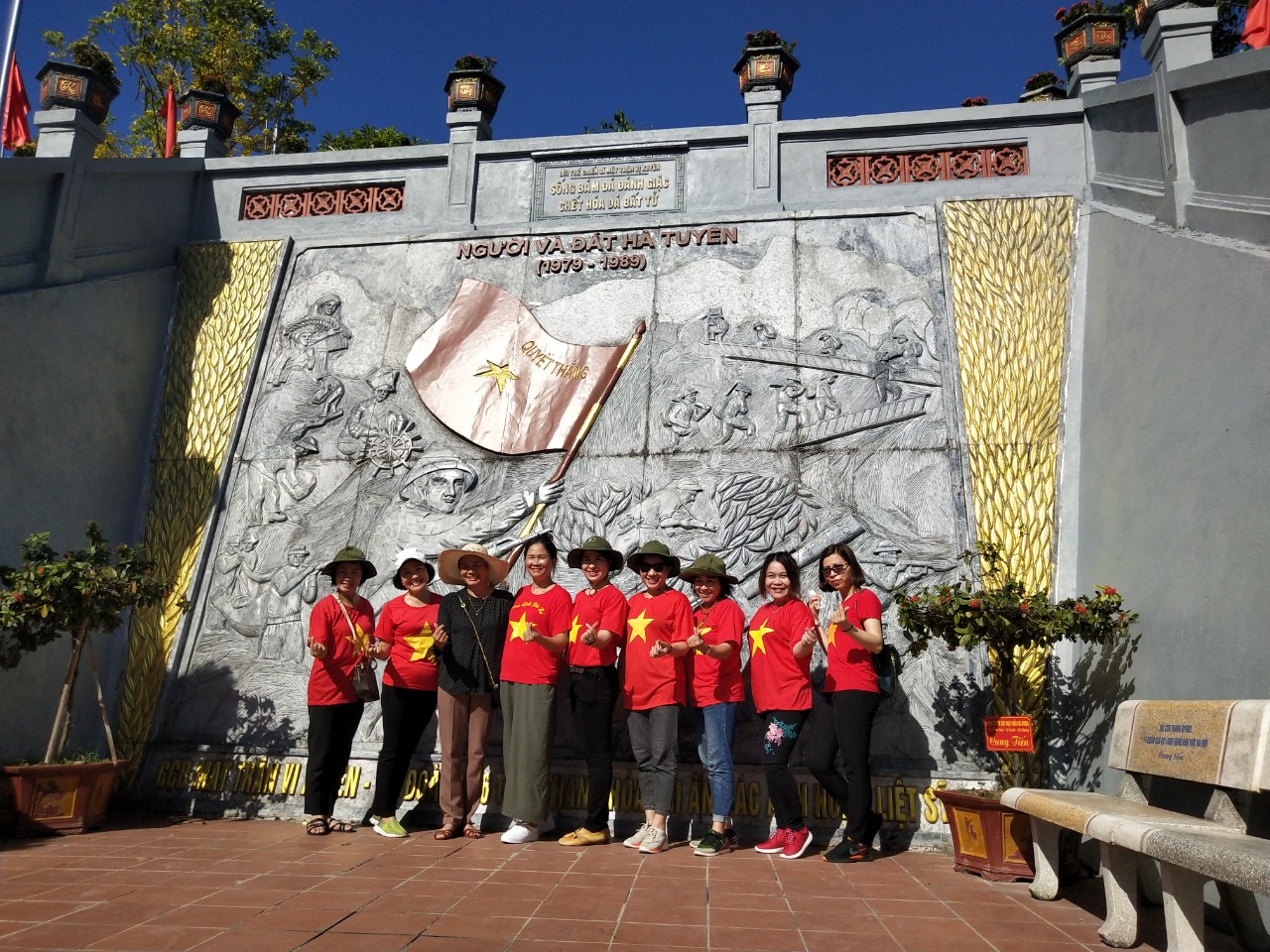 Đồng chí Nguyễn Thị Hương – Cán bộ Nhà trường cùng các thành viên tham gia chương trình