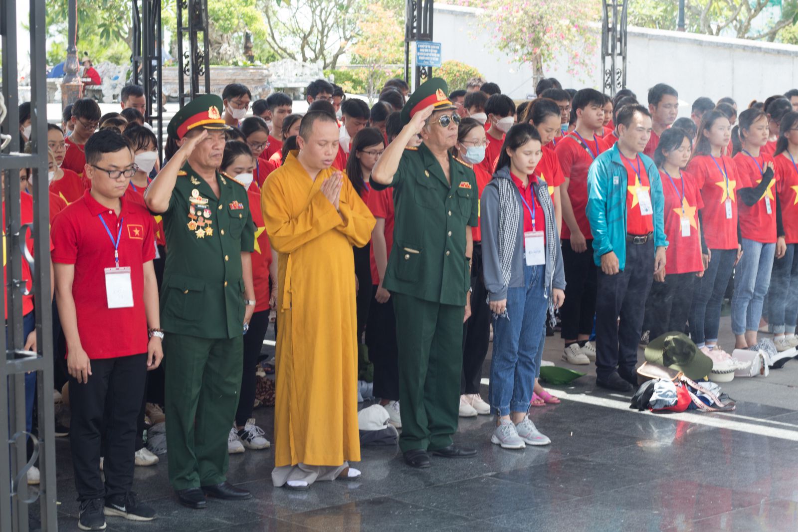 Thượng tọa Thích Quang Minh cùng Đoàn trường Đại học Quốc tế Bắc Hà và cựu chiến binh sư đoàn 470, các đoàn viên của 12 trường Đại học và tình nguyện viên đang làm lễ