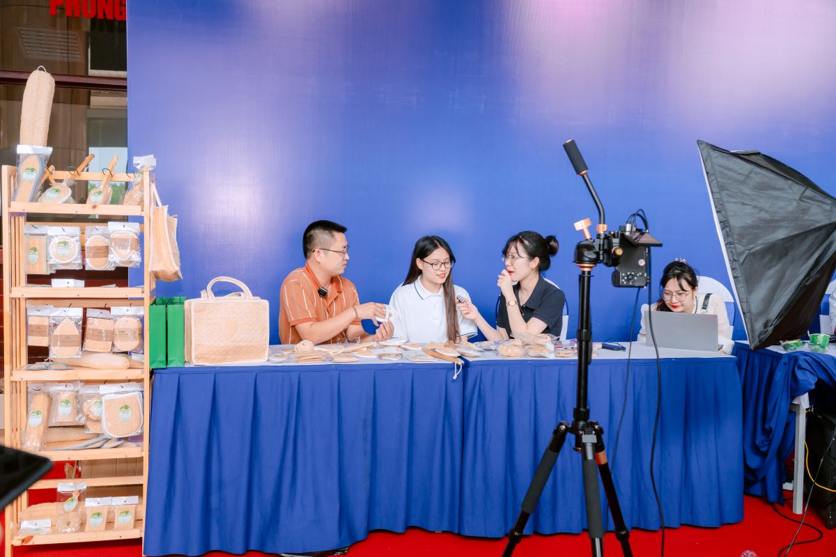 Sinh viên Đại học Quốc tế Bắc Hà lần đầu trải nghiệm phòng Livestream bán hàng thực tế