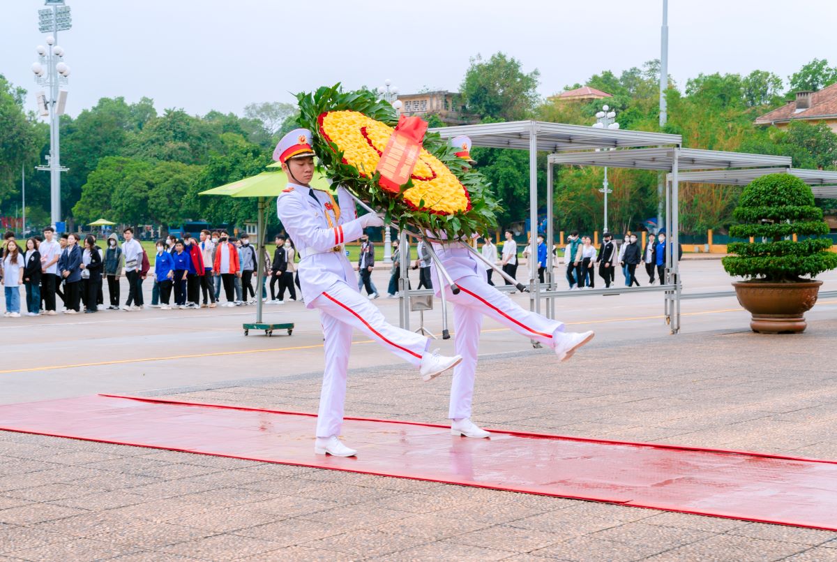 Sinh viên BIU thăm Lăng Bác và Bảo tàng Chủ tịch Hồ Chí Minh Hành trình đầy cảm xúc và ý nghĩa