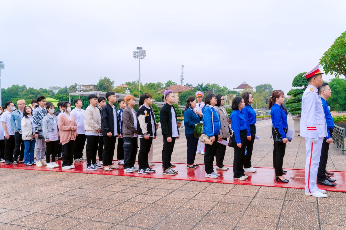 Sinh viên BIU thăm Lăng Bác và Bảo tàng Chủ tịch Hồ Chí Minh Hành trình đầy cảm xúc và ý nghĩa