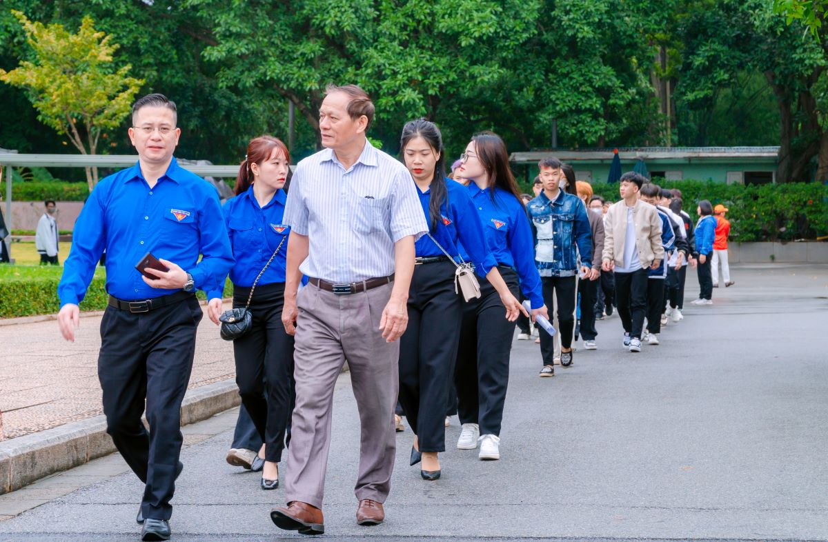 Sinh viên BIU thăm Lăng Bác và Bảo tàng Chủ tịch Hồ Chí Minh Hành trình đầy cảm xúc và ý nghĩa