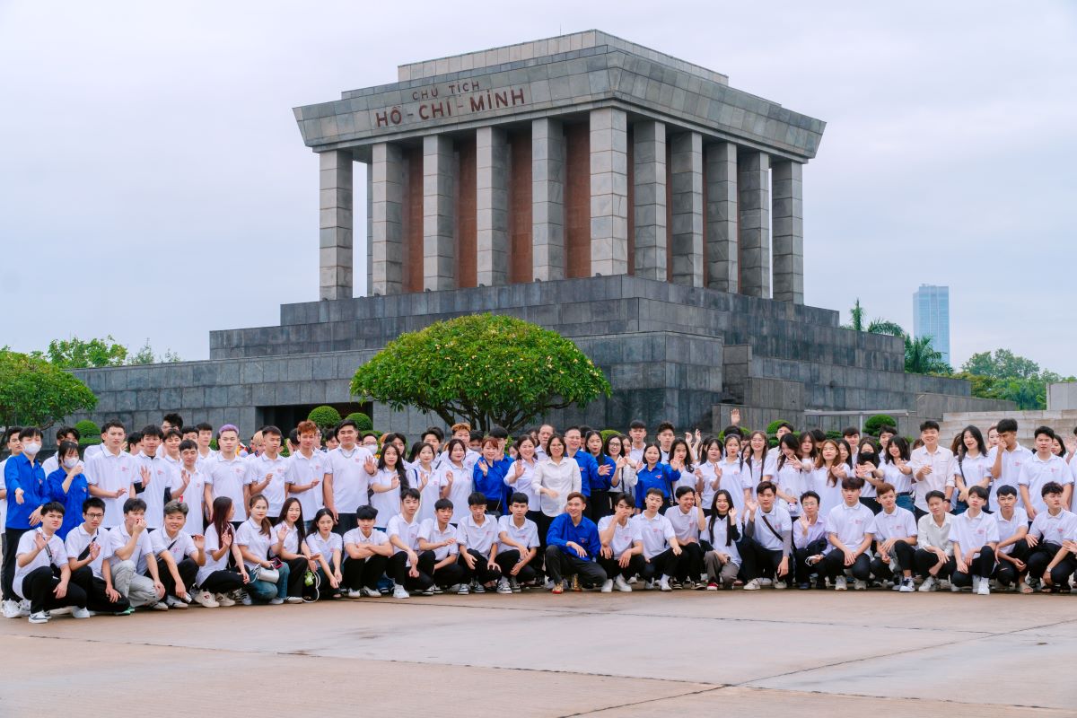 Sinh viên BIU thăm Lăng Bác và Bảo tàng Chủ tịch Hồ Chí Minh: Hành trình đầy cảm xúc và ý nghĩa