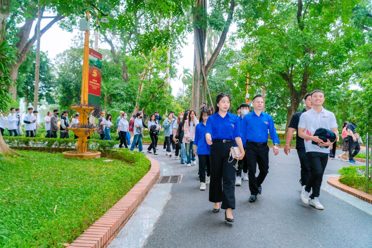 Sinh viên BIU thăm Lăng Bác và Bảo tàng Chủ tịch Hồ Chí Minh Hành trình đầy cảm xúc và ý nghĩa