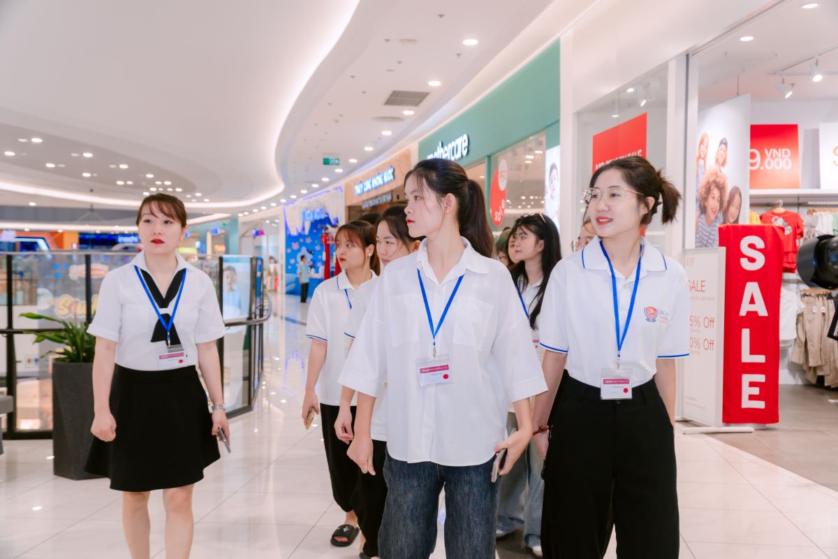 Sinh viên Đại học Quốc tế Bắc Hà hào hứng với chuyến Store Tour tại Aeon Mall Hà Đông