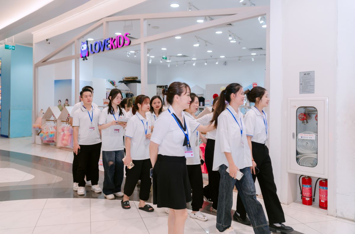 Sinh viên Đại học Quốc tế Bắc Hà hào hứng với chuyến Store Tour tại Aeon Mall Hà Đông