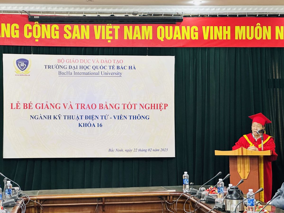 Lễ Trao bằng tốt nghiệp của sinh viên Khoa Điện tử