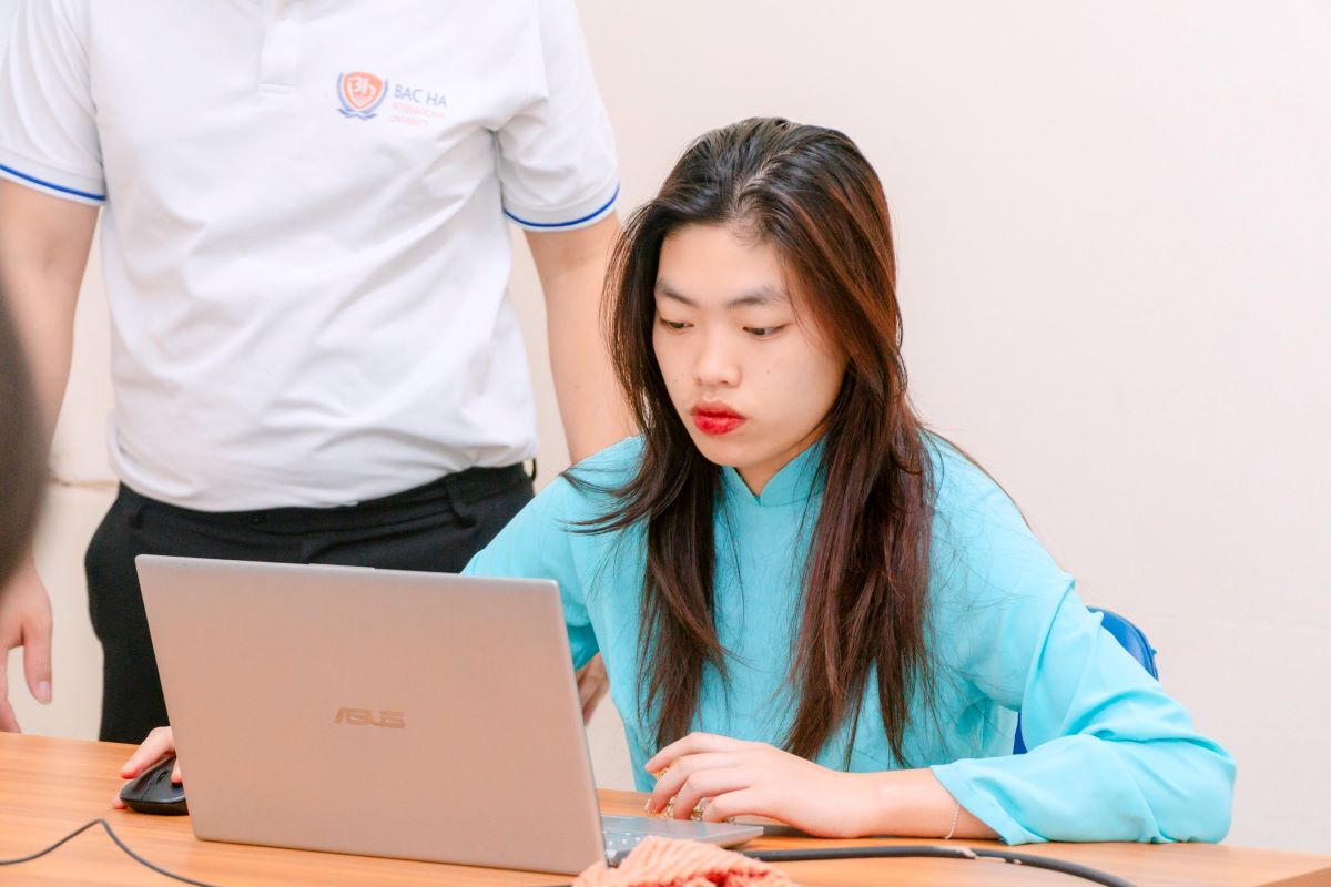 Sinh viên thực hành môn văn hoá doanh nghiệp