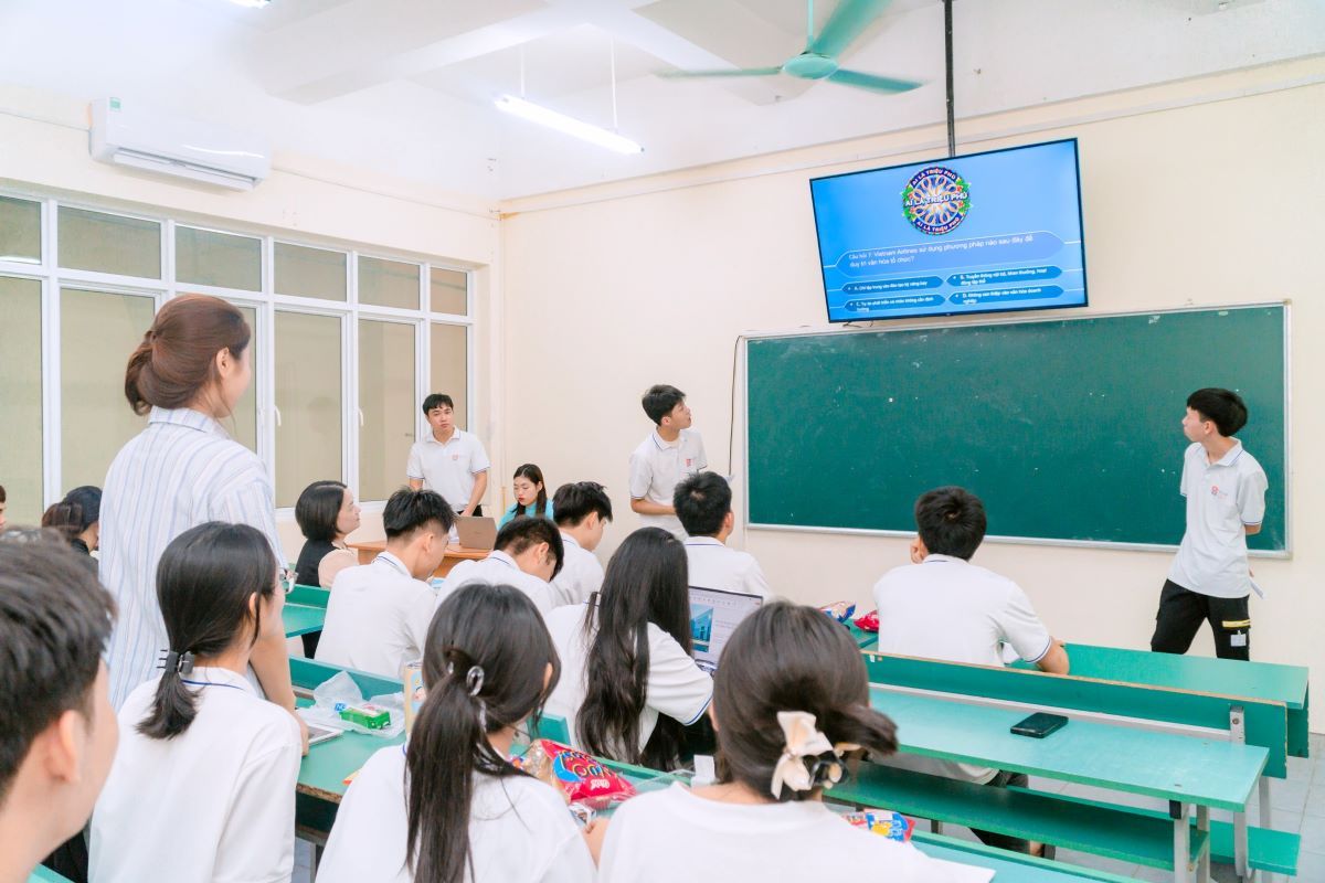 Sinh viên thực hành môn văn hoá doanh nghiệp