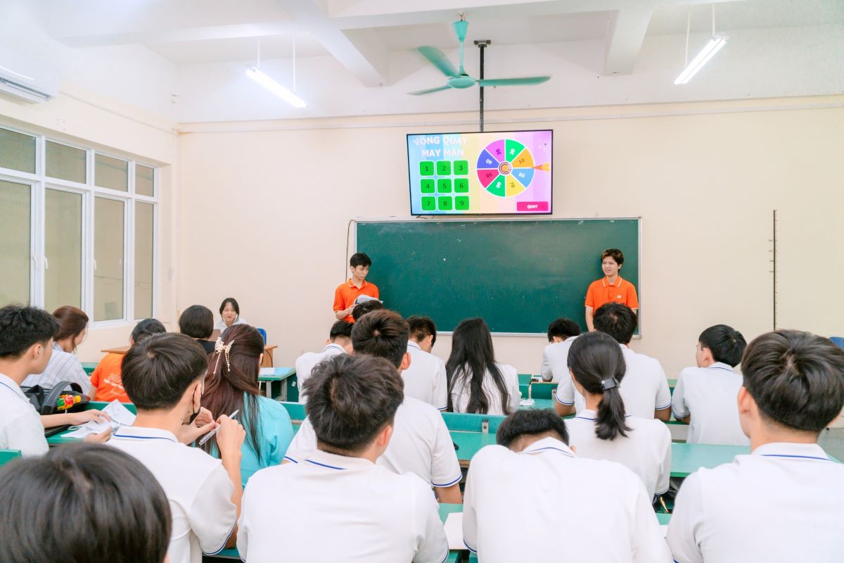 Sinh viên thực hành môn văn hoá doanh nghiệp