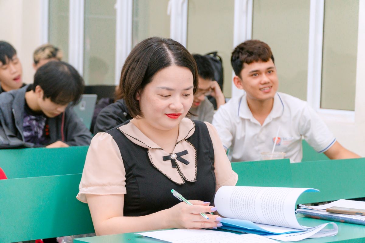 Sinh viên thực hành môn văn hoá doanh nghiệp