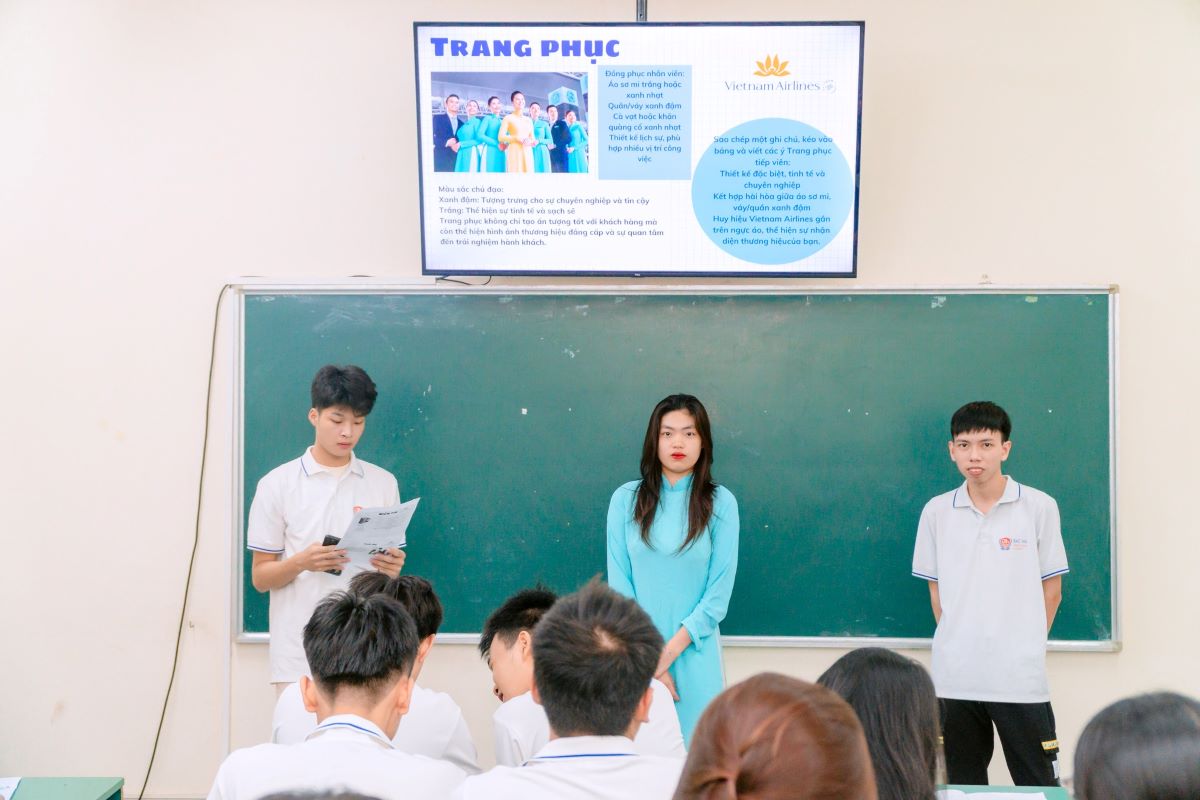 Sinh viên thực hành môn văn hoá doanh nghiệp
