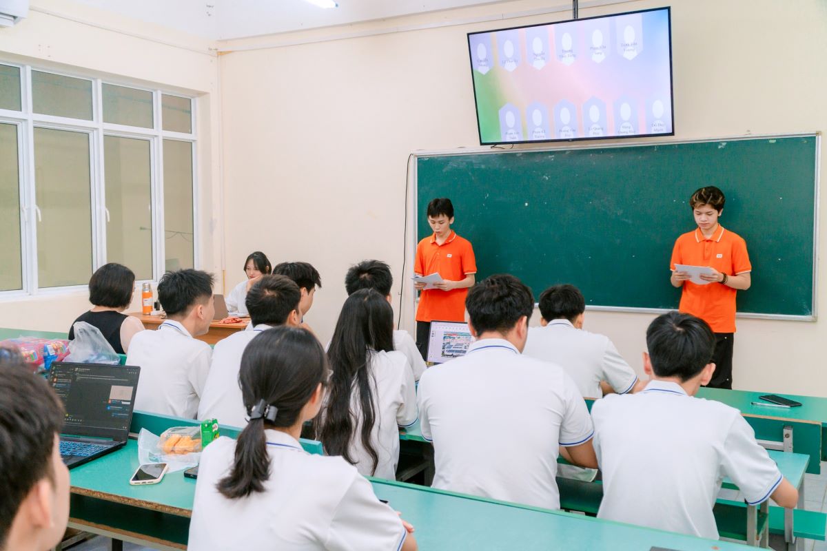 Sinh viên thực hành môn văn hoá doanh nghiệp