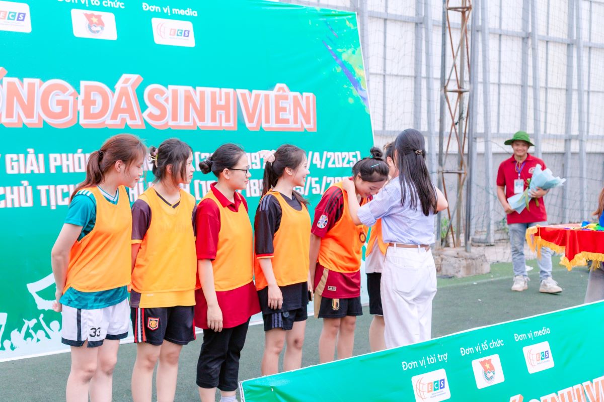 chung kết giải bóng đá giao hữu sinh viên 2025