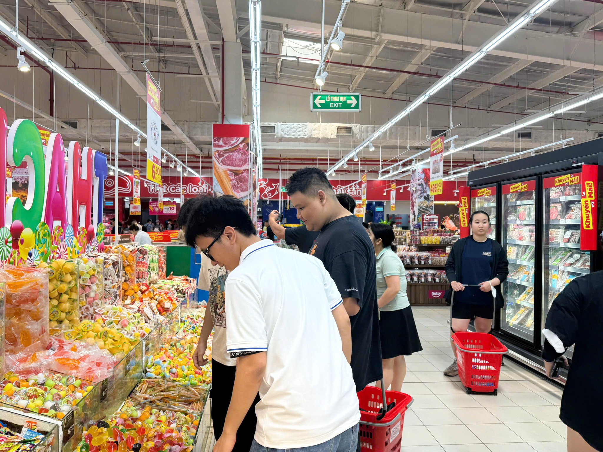 sinh viên thực hành khảo sát truyền thông doanh nghiệp tại GO