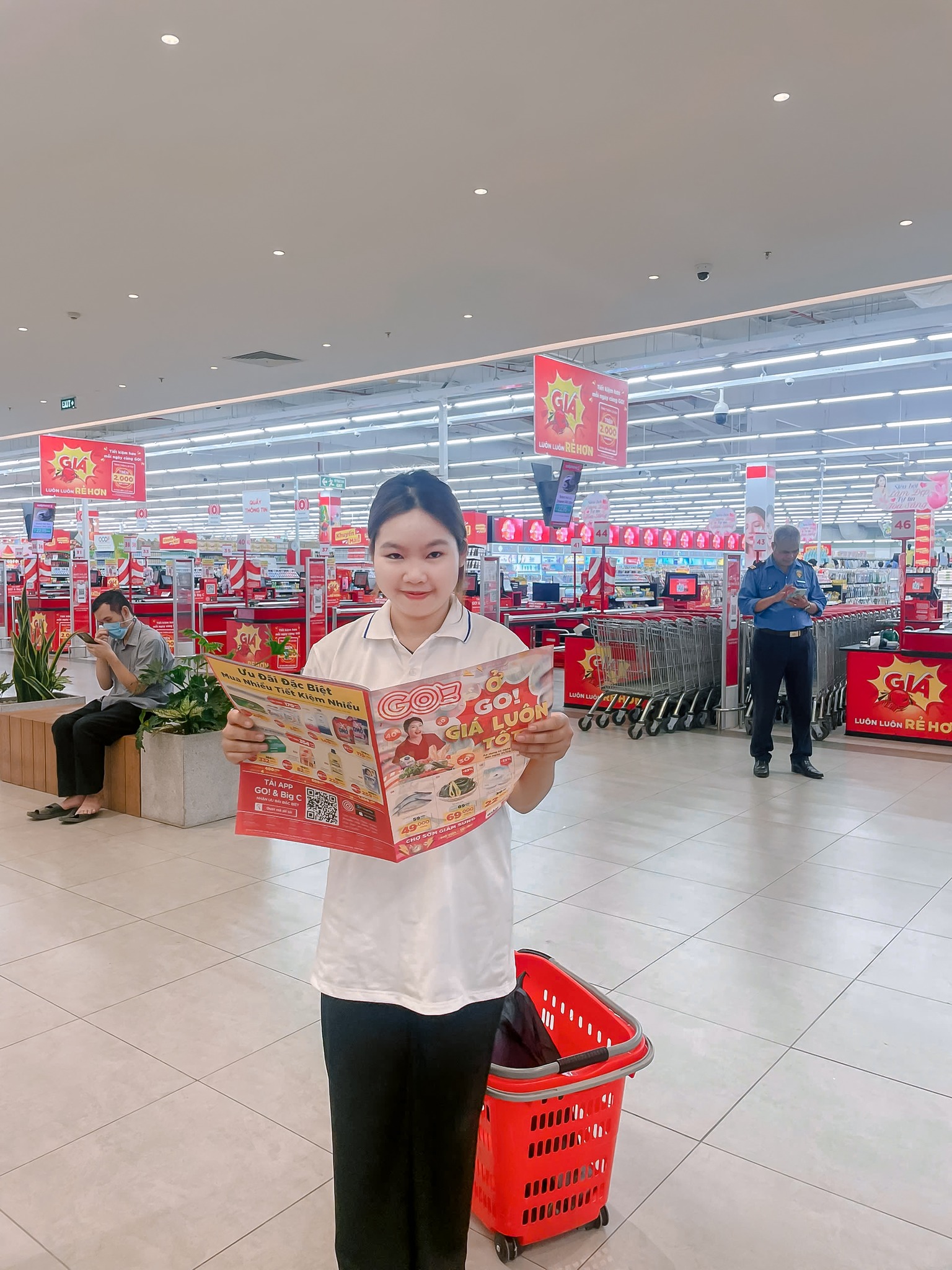 sinh viên thực hành khảo sát truyền thông doanh nghiệp tại GO