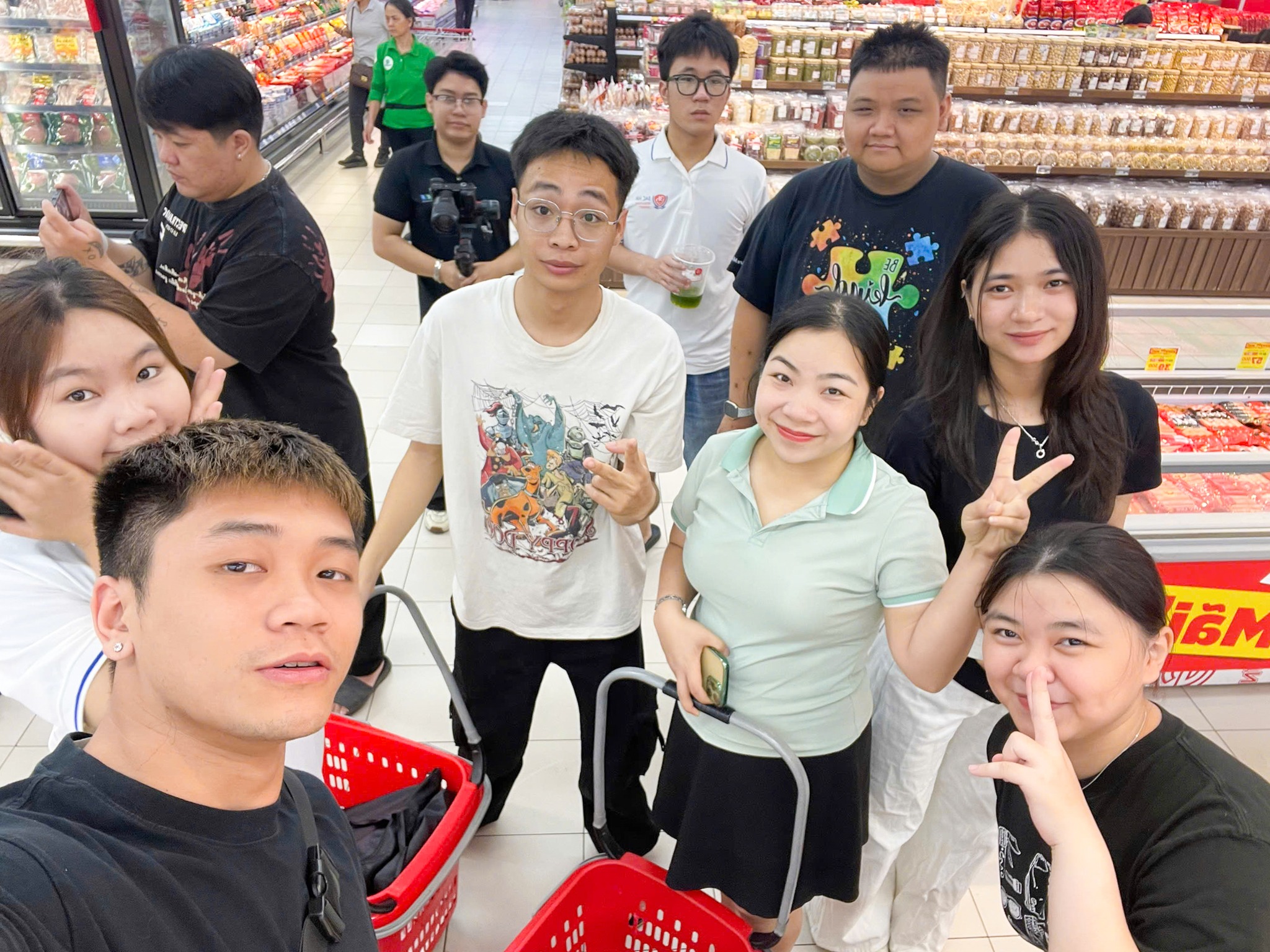 sinh viên thực hành khảo sát truyền thông doanh nghiệp tại GO