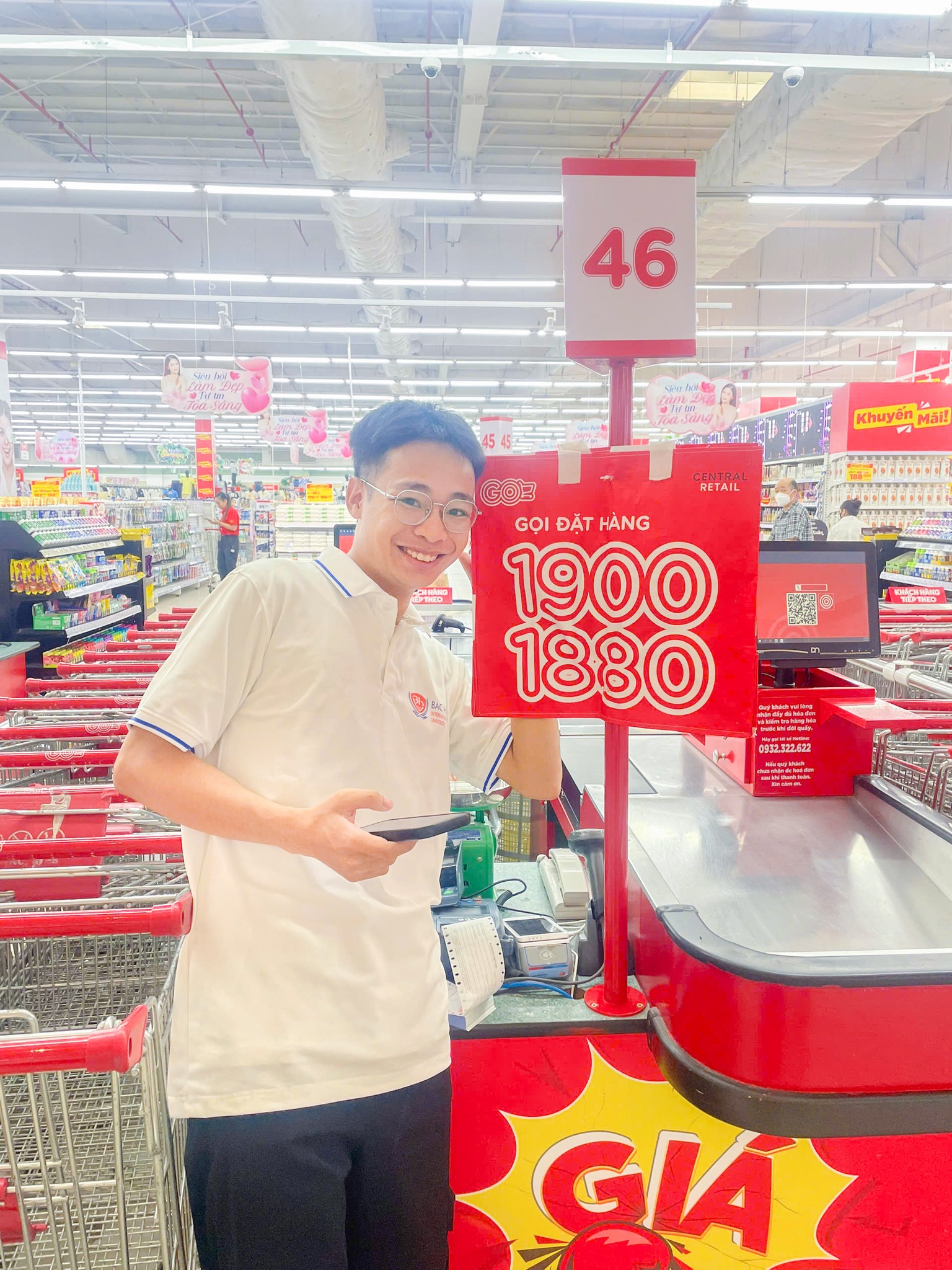 sinh viên thực hành khảo sát truyền thông doanh nghiệp tại GO