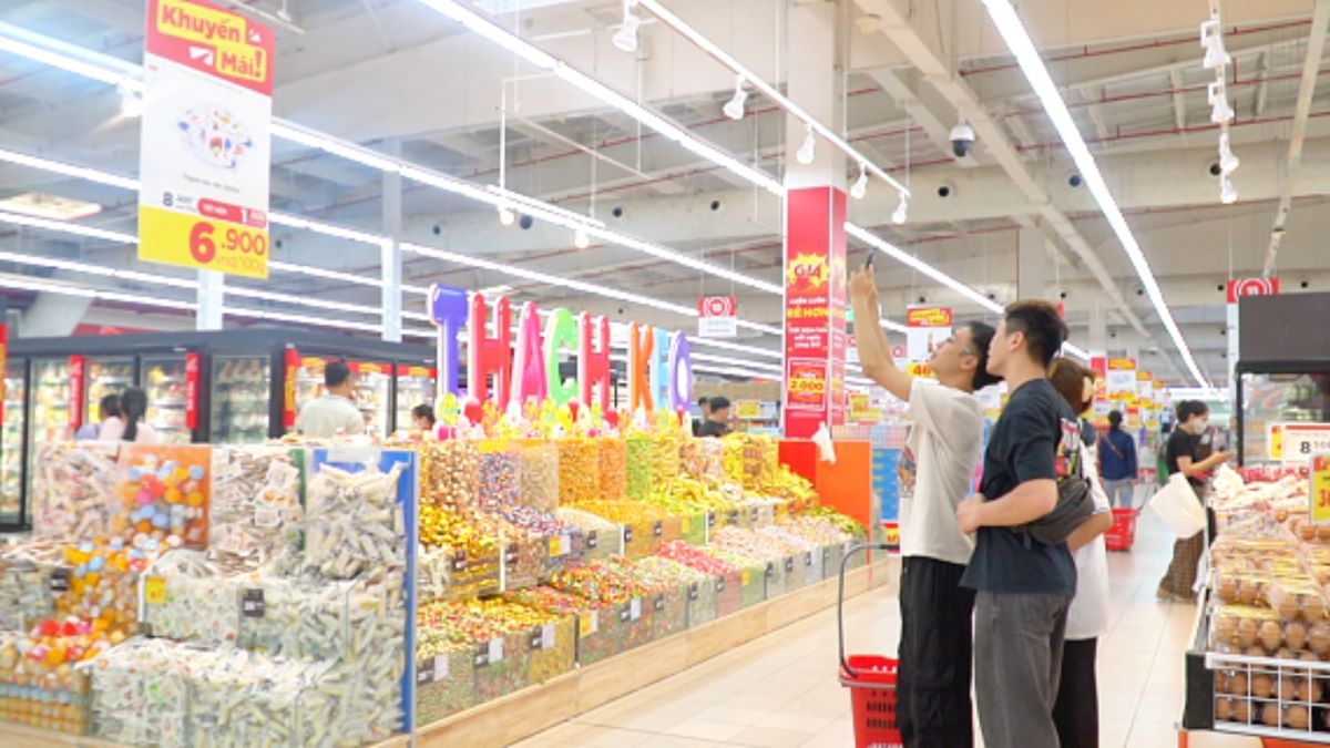 sinh viên thực hành khảo sát truyền thông doanh nghiệp tại GO