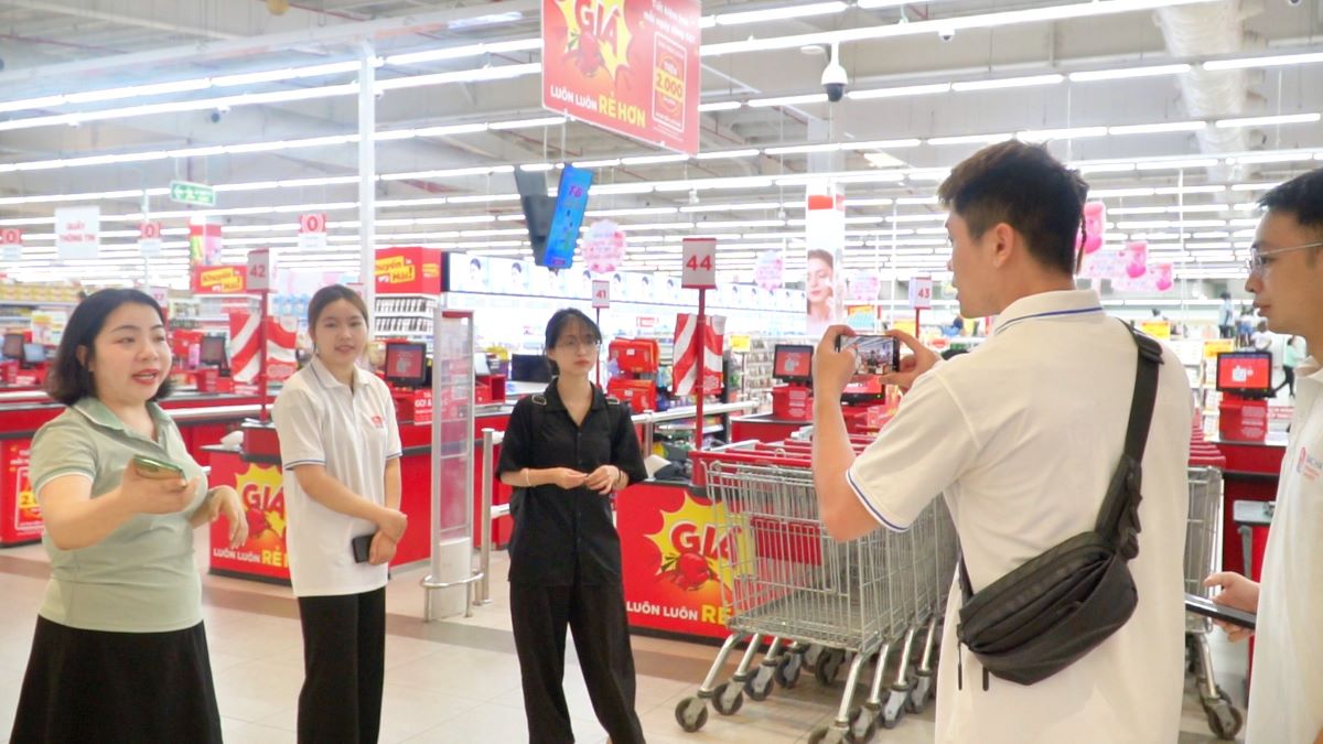sinh viên thực hành khảo sát truyền thông doanh nghiệp tại GO