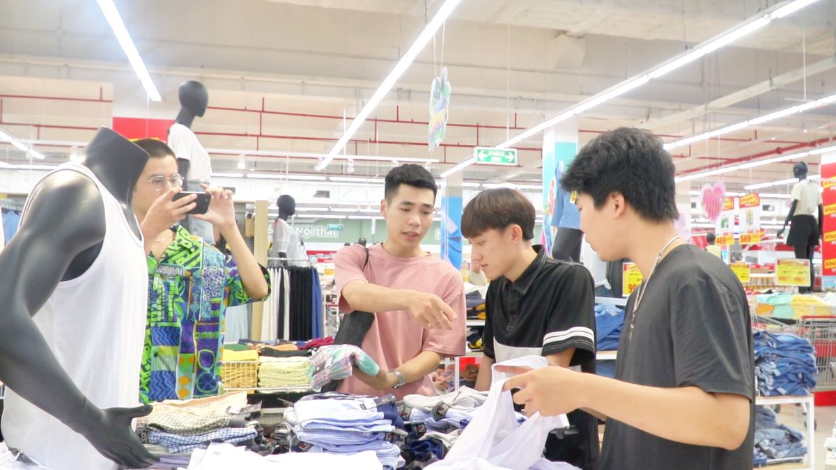 sinh viên thực hành khảo sát truyền thông doanh nghiệp tại GO