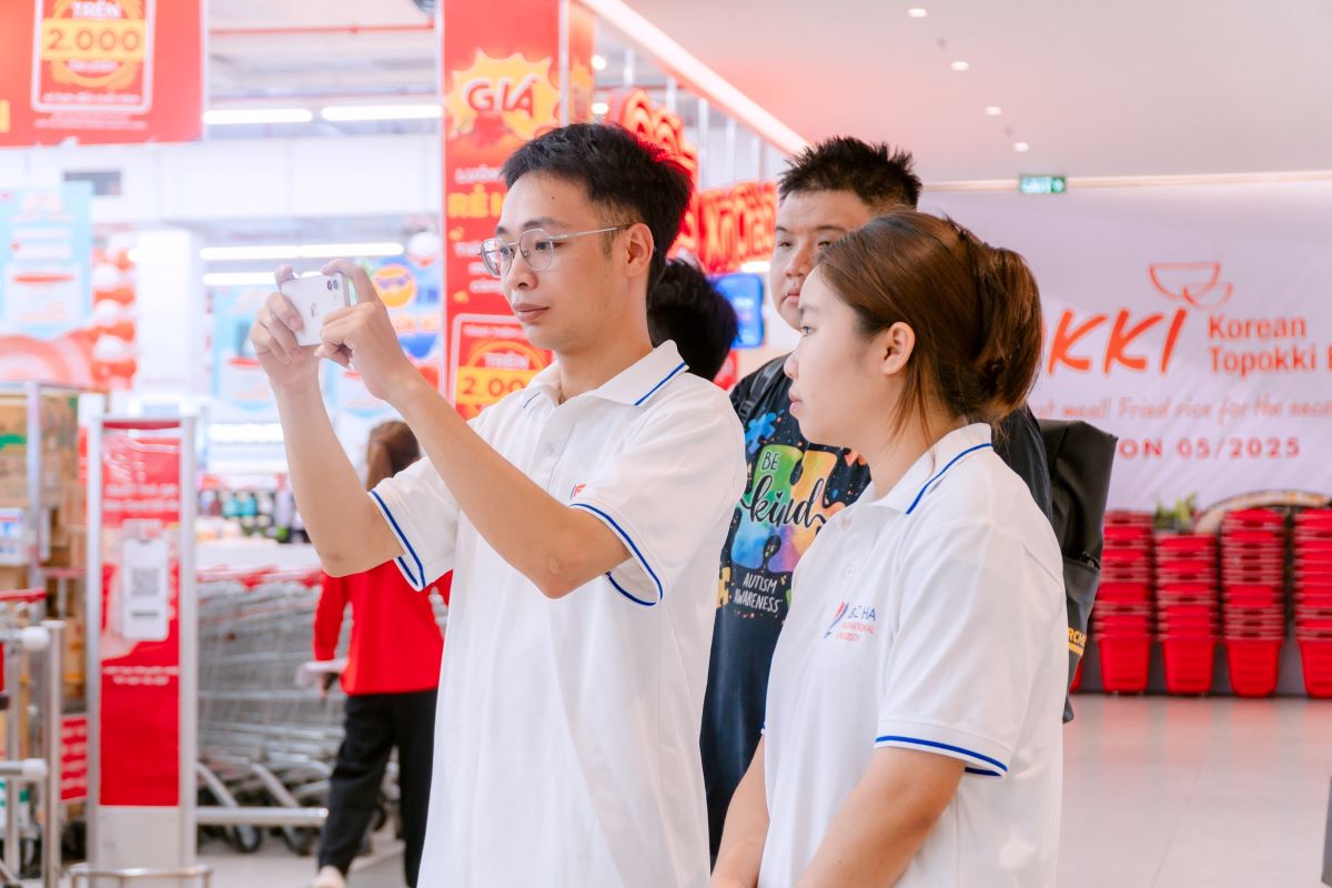 sinh viên thực hành khảo sát truyền thông doanh nghiệp tại GO
