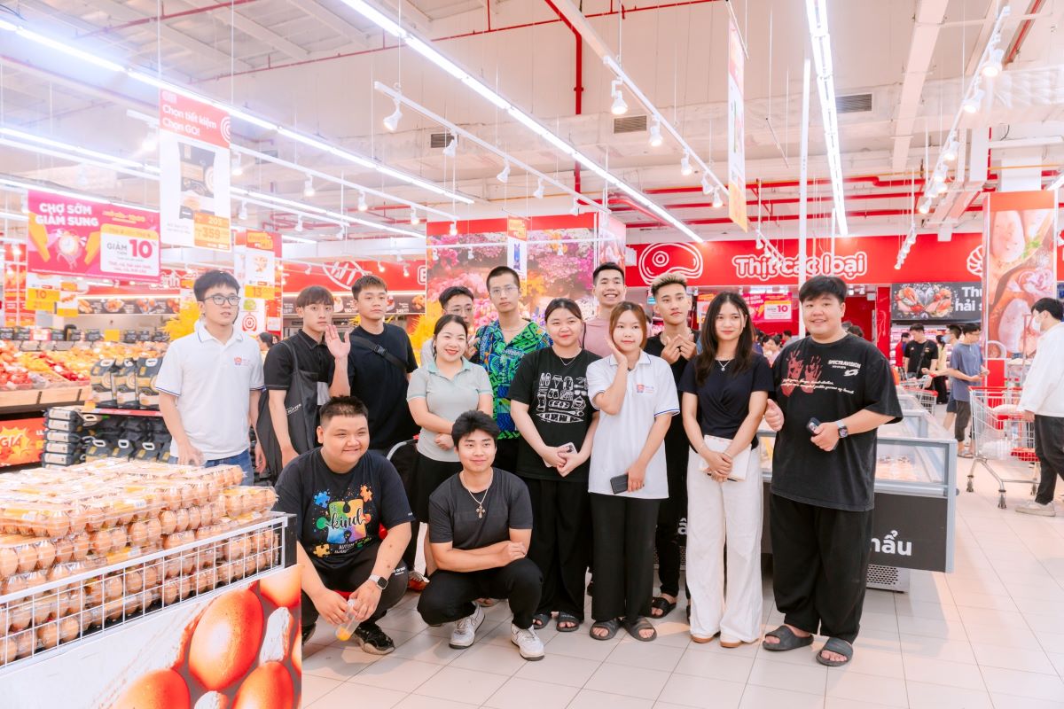 Sinh viên Trường Đại học Quốc tế Bắc Hà thích thú với tiết học thực hành tại siêu thị GO! (BigC)